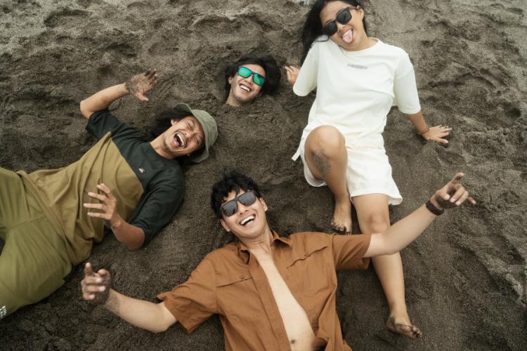 Bule Bermain Voli: Olahraga Menjadi Bagian Pengalaman Liburan